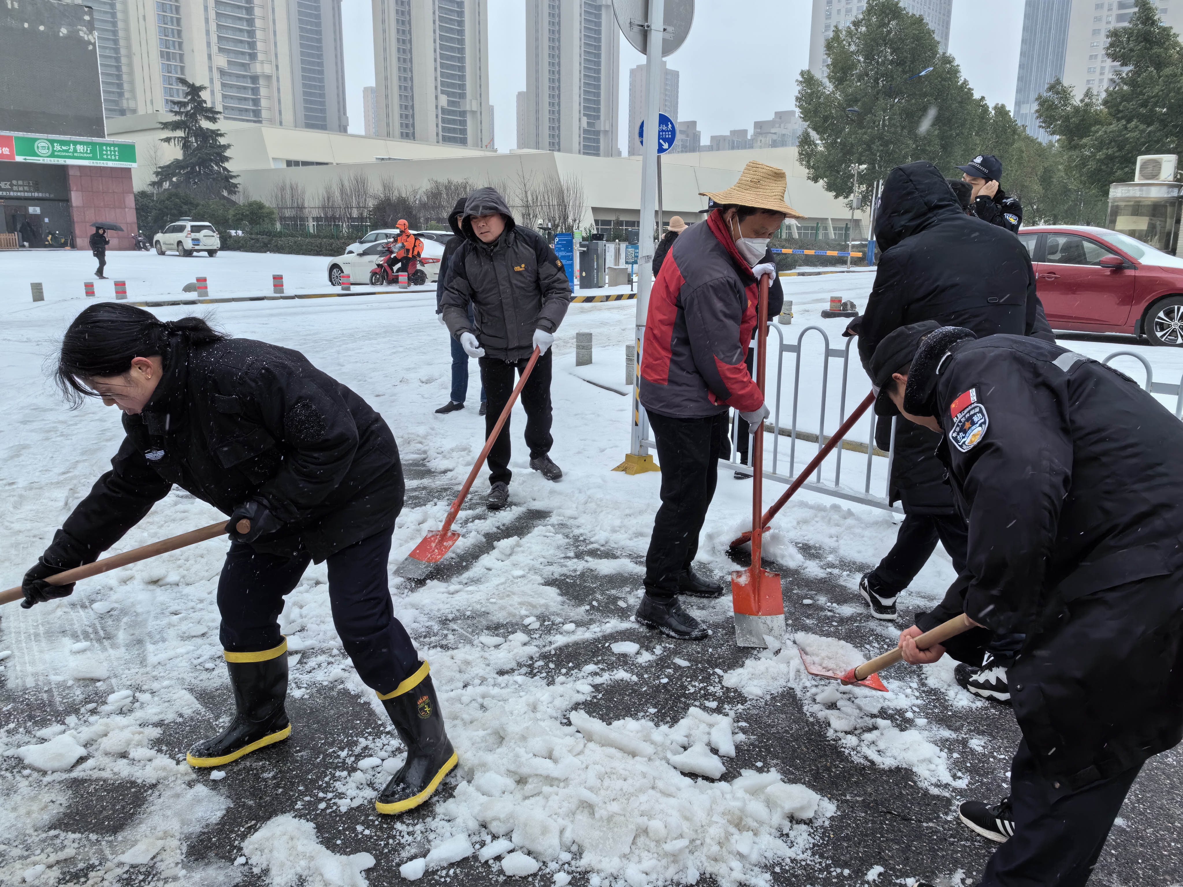 冰雪无情 人间有爱 红桃K物业清雪除冰保平安